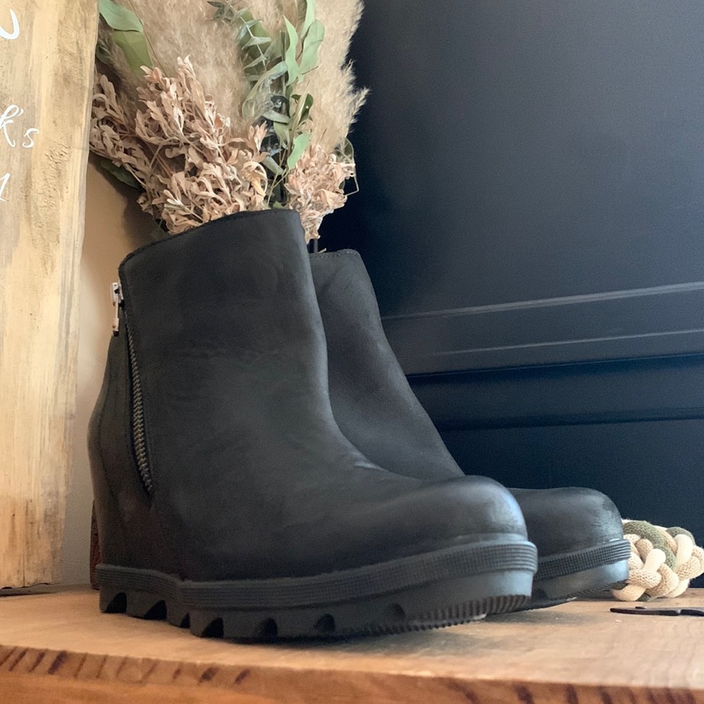 Never worn still in box Sorel Joan of the Arctic wedges!